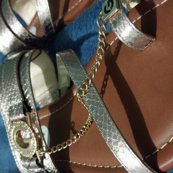 NWT Guess Gold Sandals - Picture 2 of 3